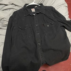 Black Levi’s denim shirt